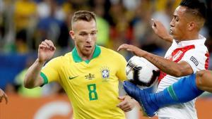 Arthur disputa un balón al peruano Christian Cueva en la final de la Copa América.