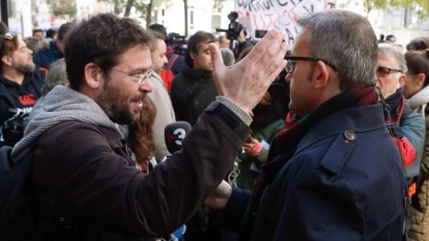 Políticos independentistas acuden al TS para apoyar a los miembros de la Mesa