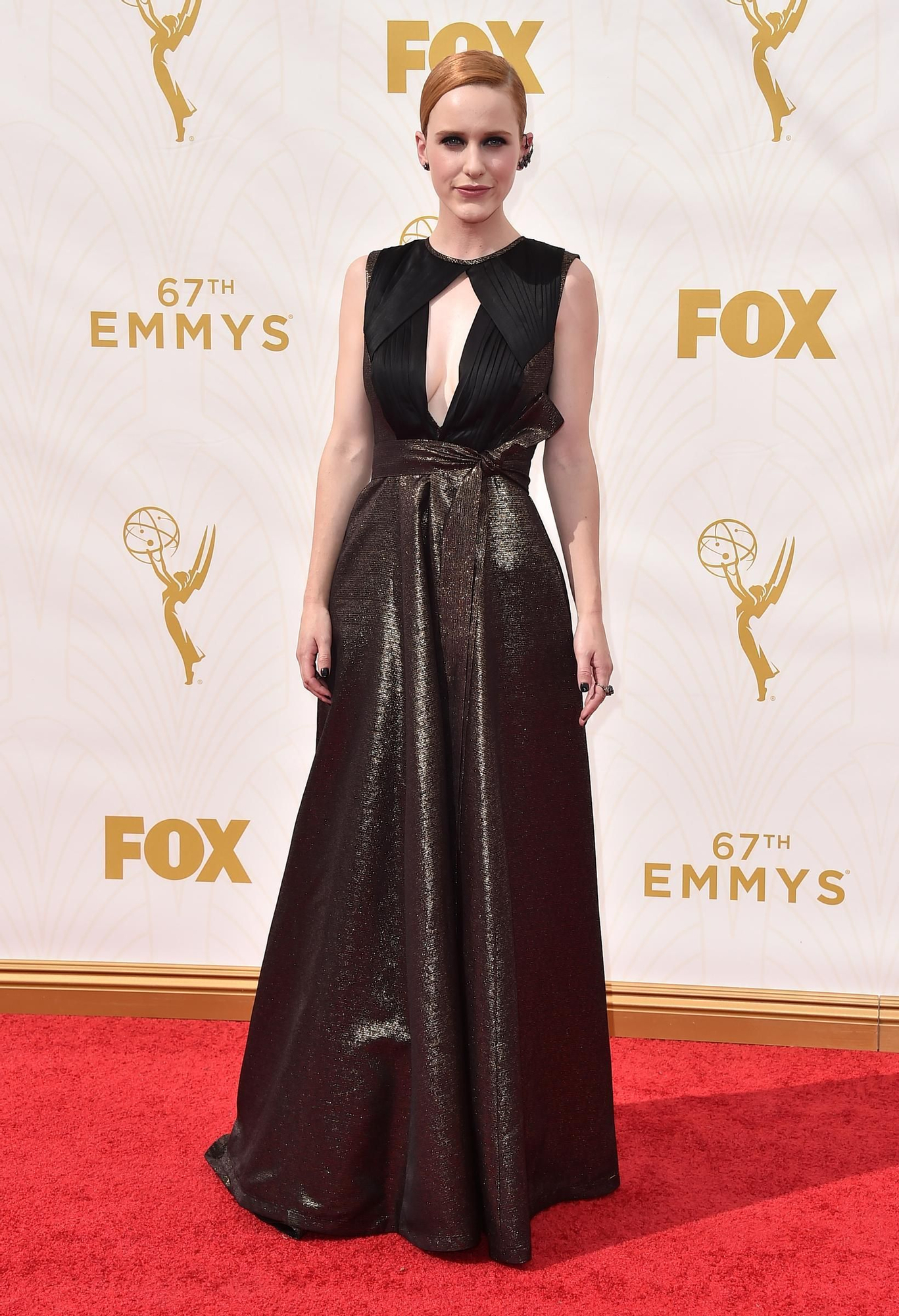 Emmy 2015: Rachel Brosnahan con vestido bronce