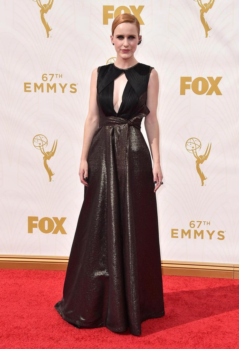 Emmy 2015: Rachel Brosnahan con vestido bronce