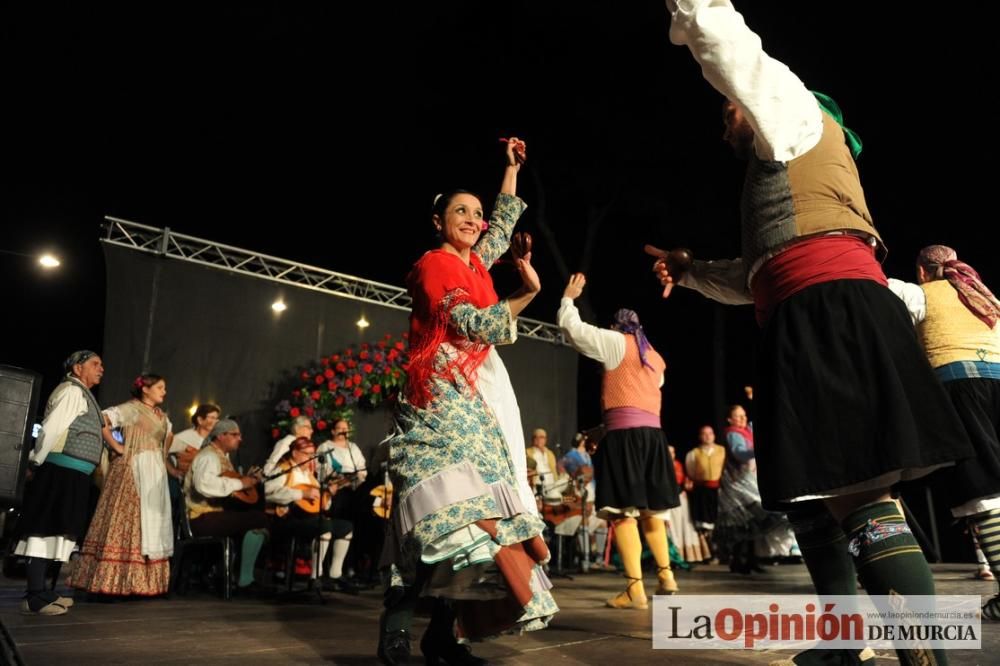 Festival de folclore en el Puente de Hierro