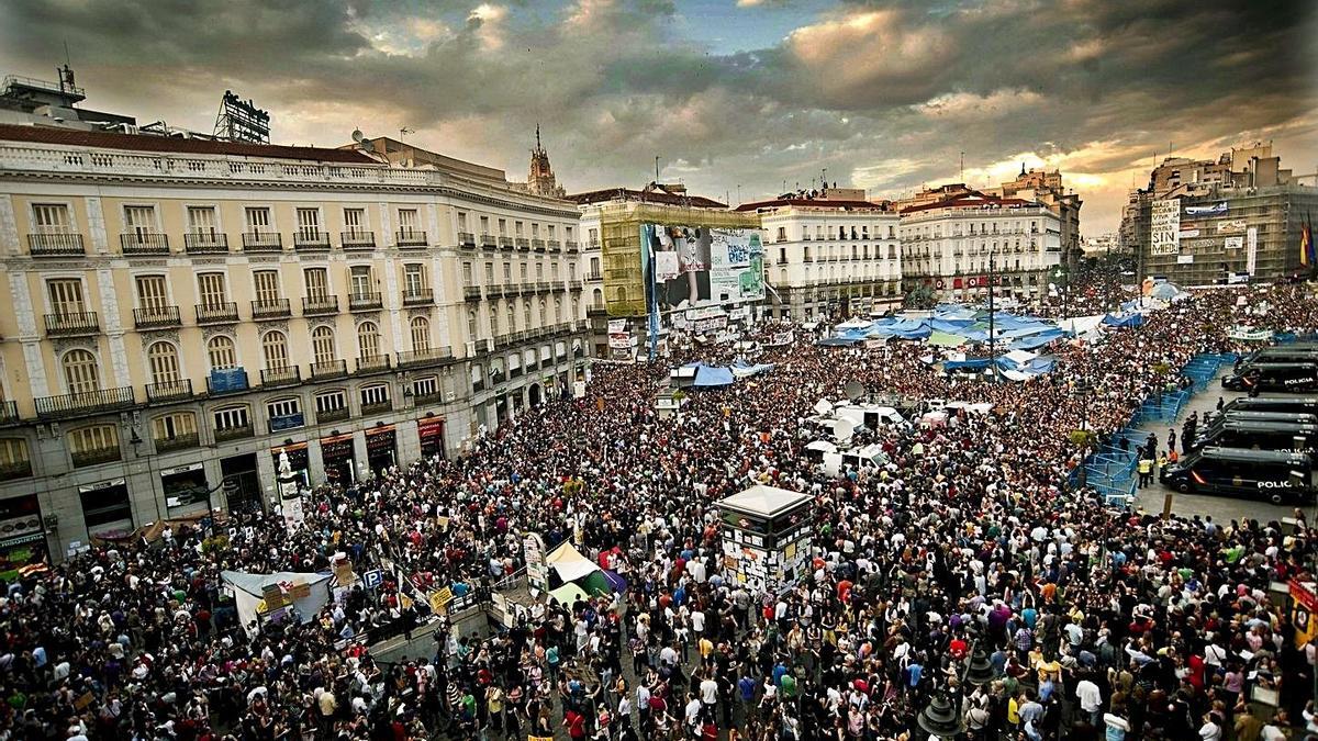 La puerta del sol abarrotada durante las concentraciones de indignados el 15M de 2011