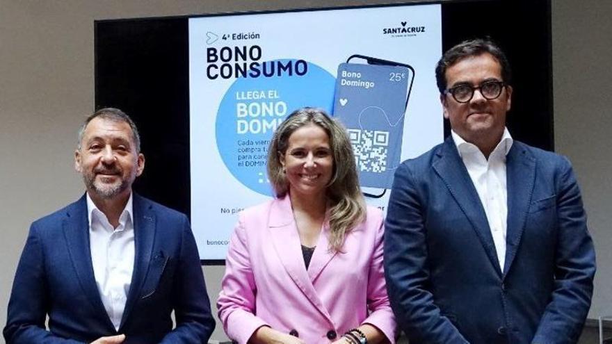 El alcalde de Santa Cruz (i), la concejala de la Sociedad de Desarrollo y el director general de Comercio y Consumo del Gobierno de Canarias, David Mille