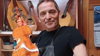 Mariano Paredes es el último barnizador de guitarras de Madrid y está en Latina
