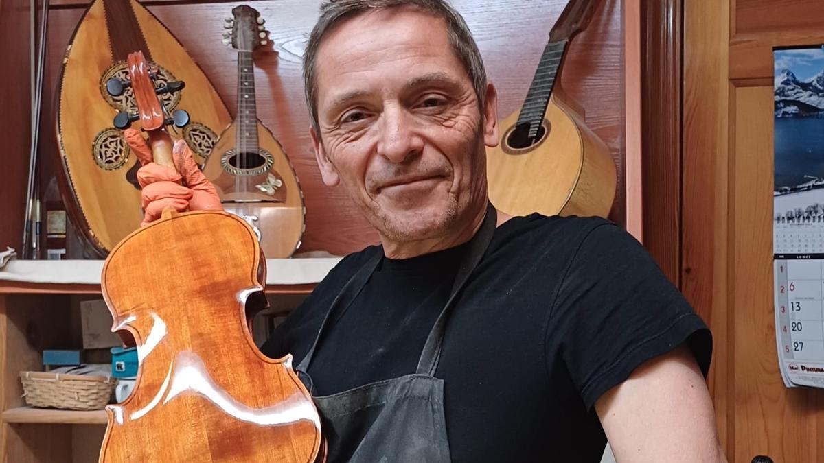 Mariano Paredes es el último barnizador de guitarras de Madrid y está en Latina