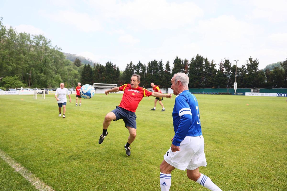 En imágenes: Los héroes que levantaron el único título de la historia del Real Oviedo se reencuentran 41 años después: así fue la "histórica y divertida" reunión
