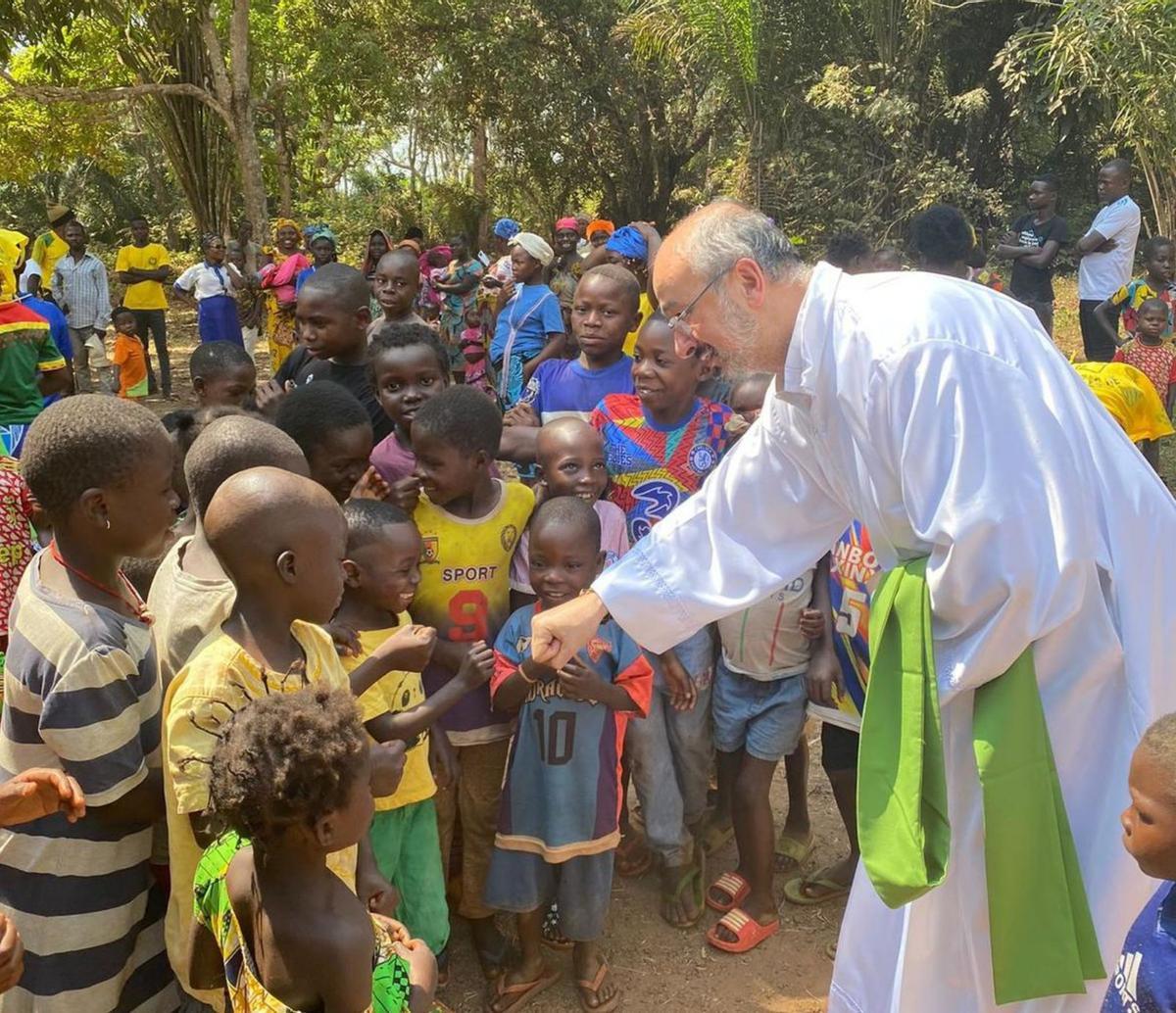 El sacerdote zamorano saluda a varios niños durante su visita a Mbaïki. | Cedida