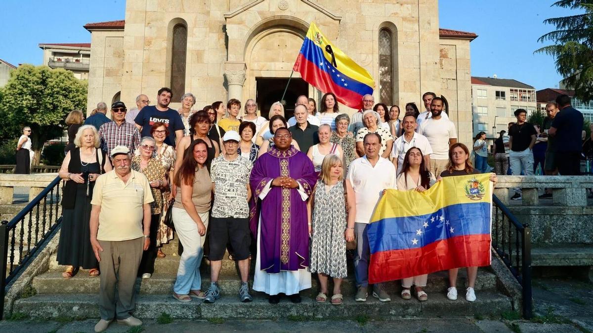 Foto de familia delante de la iglesia parroquial de Lalín.