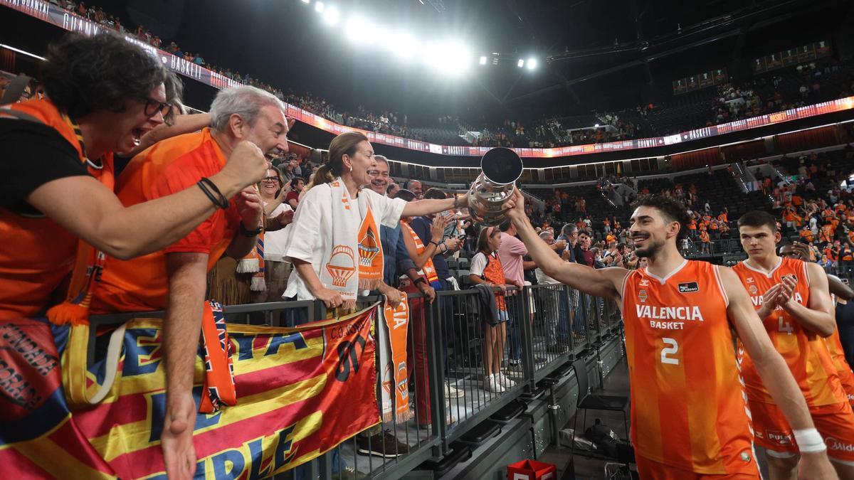 Josep Puerto y todos los jugadores ofrecieron la Supercopa a la afición