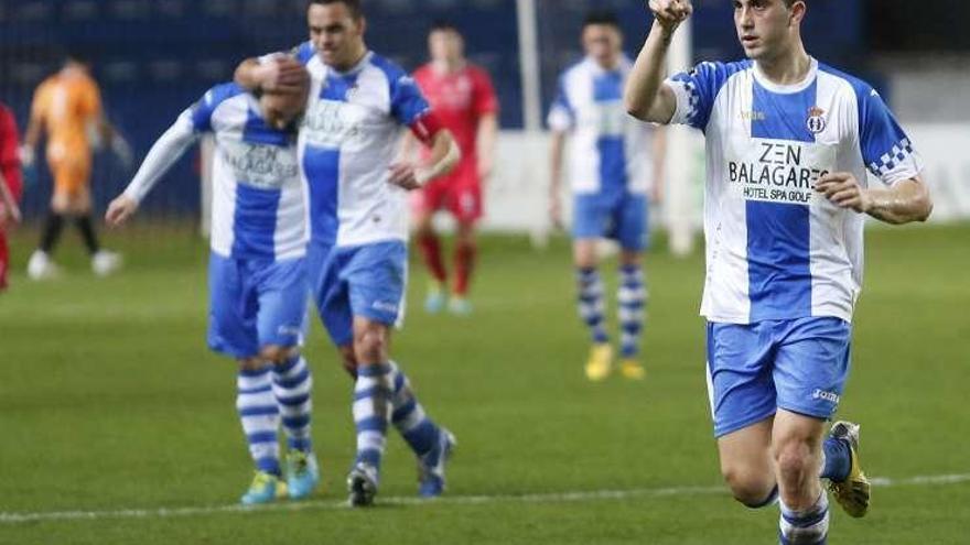 Cristian celebra un gol con el Avilés.