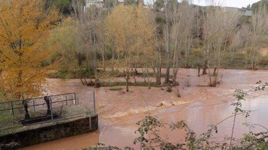 Crescuda del riu Llobregat entre Castellbell i Monistrol, ahir.