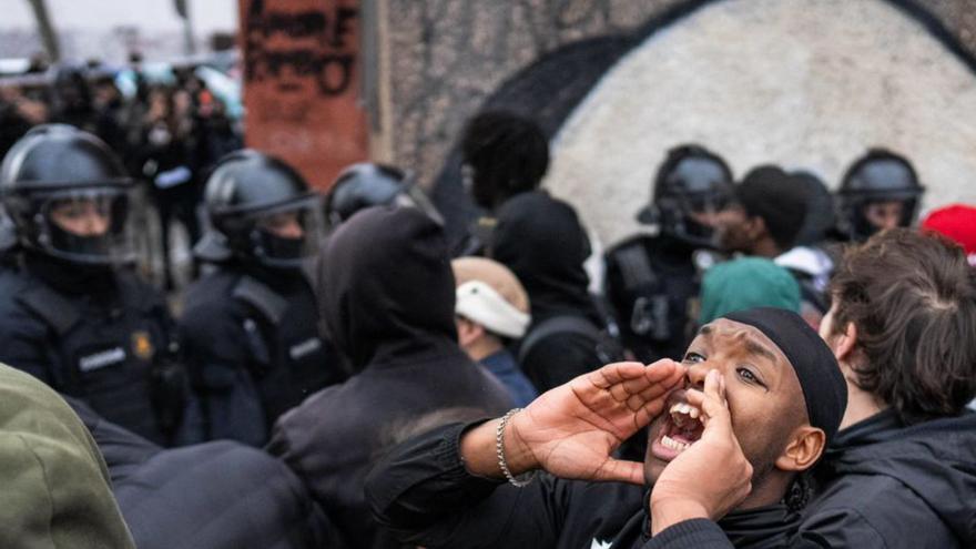 Policies i desnonats en un moment del desallotjament. | ZOWY VOETEN