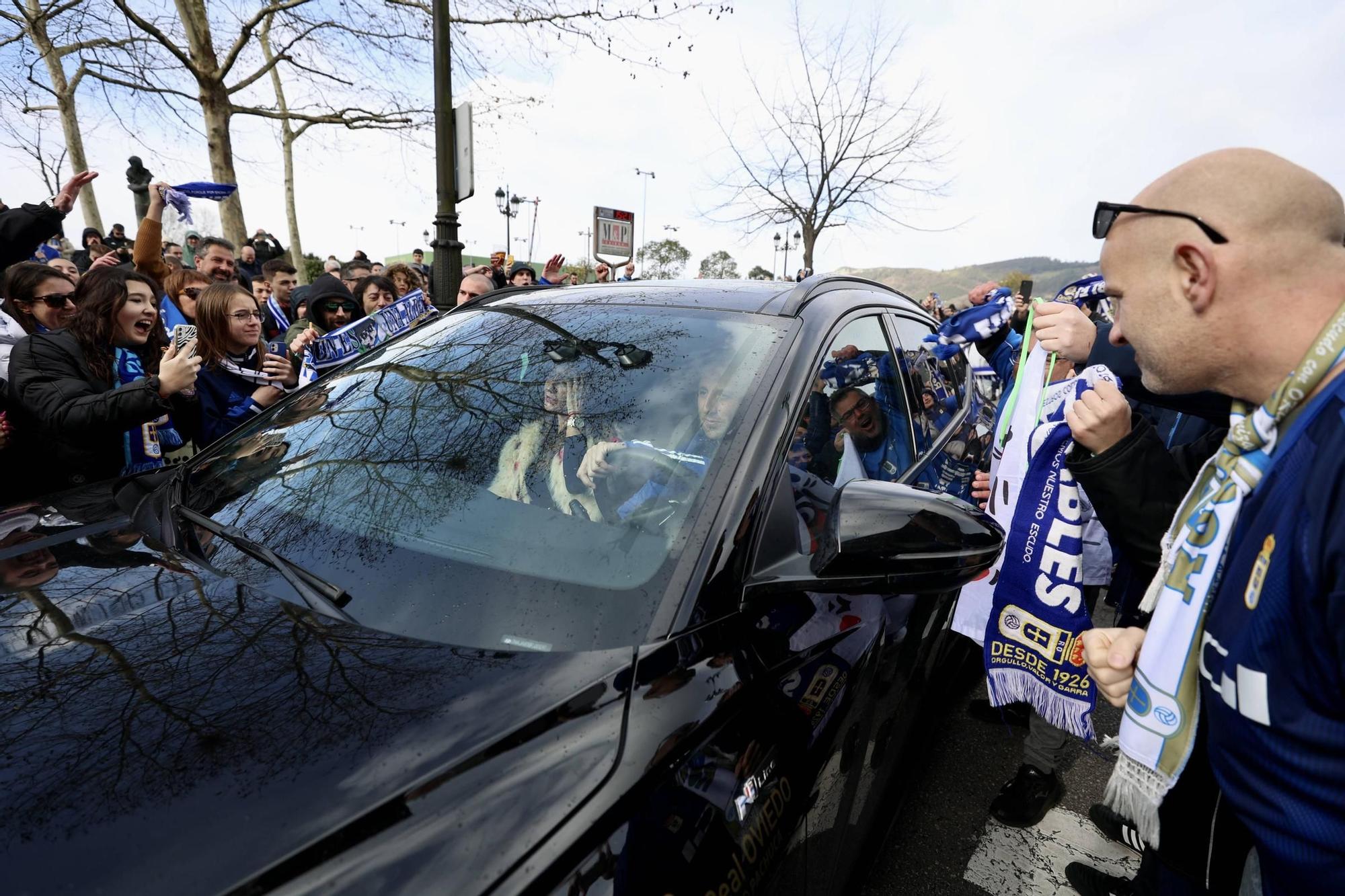 La salida de los jugadores del Real Oviedo del Carlos Tartiere en imágenes