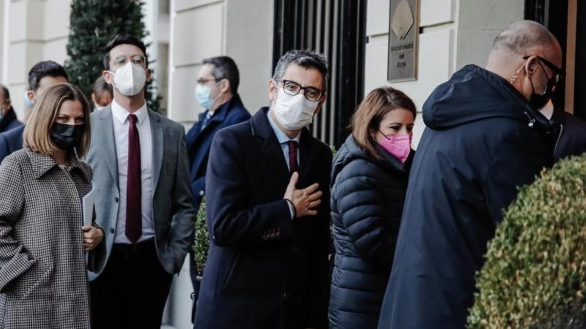 El ministro de la Presidencia, Relaciones con las Cortes y Memoria Democrática, Félix Bolaños, a su llegada a su desayuno informativo en el madrileño hotel Ritz junto a la vicesecretaria general del PSOE, Adriana Lastra, este 20 de enero de 2022.