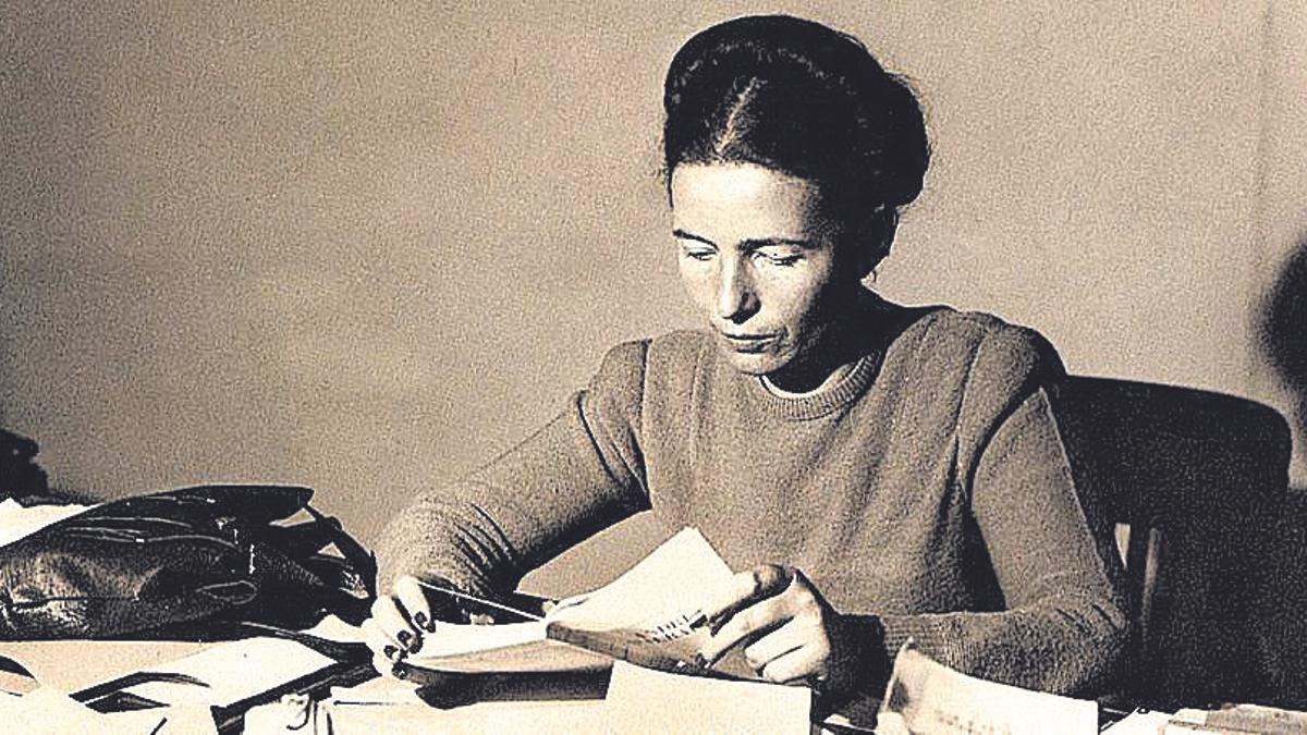 Simone de Beauvoir, rodeada de papeles en su escritorio
