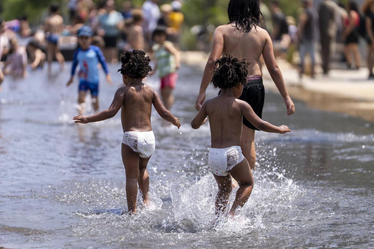 Barcelona 09/06/2025 Día festivo y de calor en Barcelona Niños y niñas jugando en la zona de agua en el Parc de Glories (***En la foto aparecen niñas con permiso para ser publicada la foto para este reportaje*** Ana Paula Barbachan da permiso para fotorafiar a sus hijas Matt y Ella Medrano***) Fotografía de Ferran Nadeu