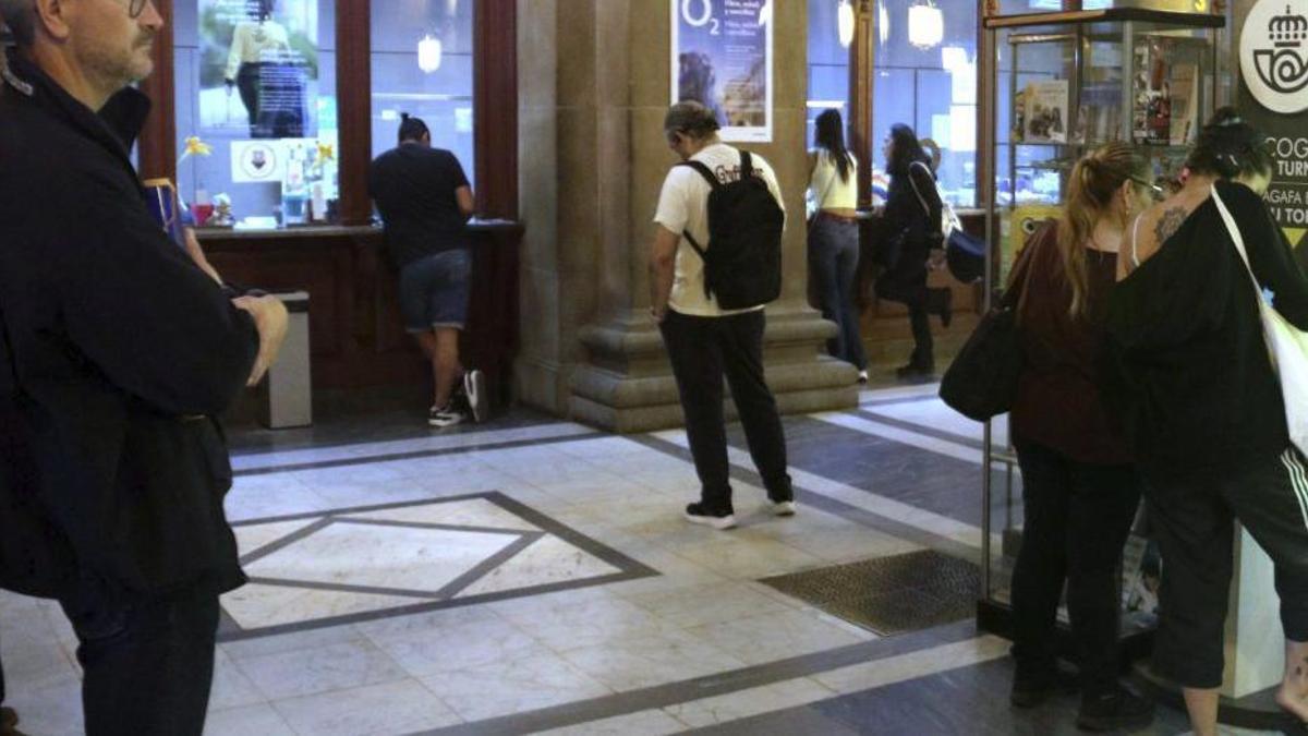 A les oficines de Correus també es van veure cues per fer tràmits.