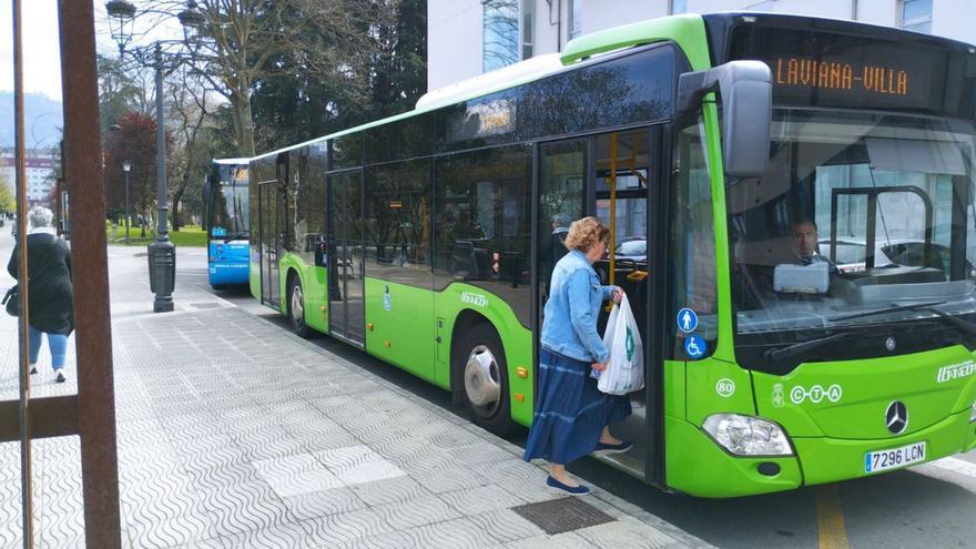 Una viajera se sube al autobús, con otro de refuerzo esperando detrás. | M. Á. G.