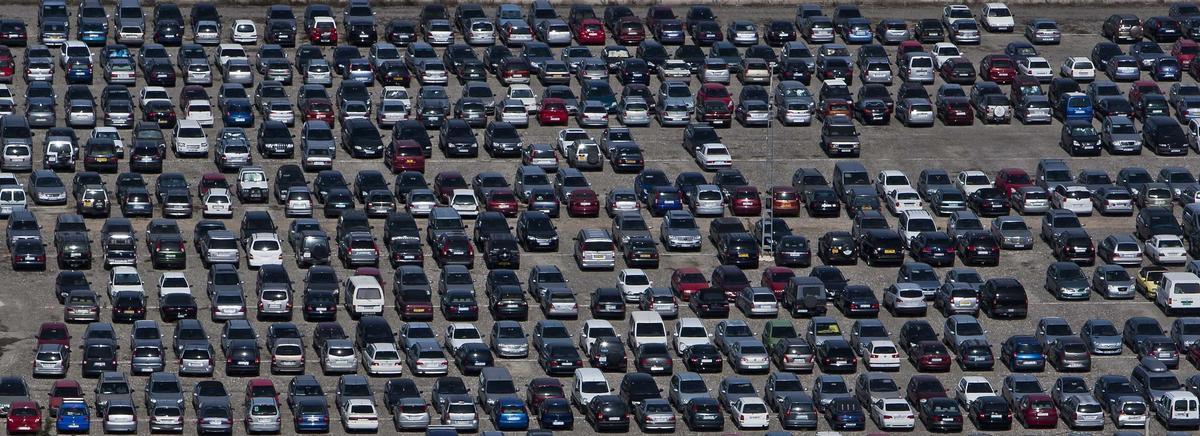 Coches estacionados alrededor del aeropuerto Alicante-Elche