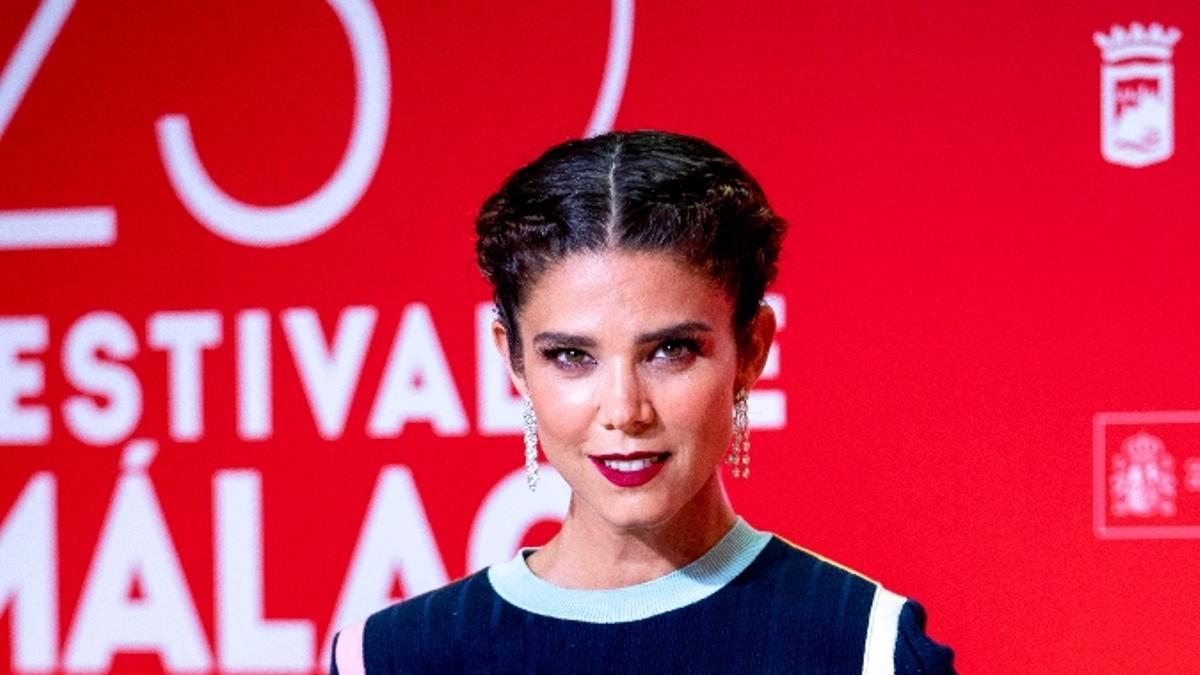 Juana Acosta con recogido con trenzas y labios rojos en el Festival de cine de Málaga