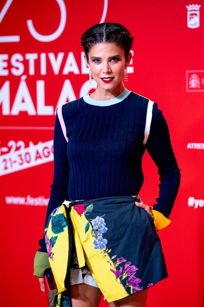 Juana Acosta con recogido con trenzas y labios rojos en el Festival de cine de Málaga