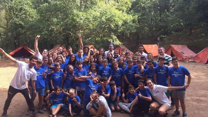 Los niños participantes en el campamento, con los monitores y el concejal. // S.A.