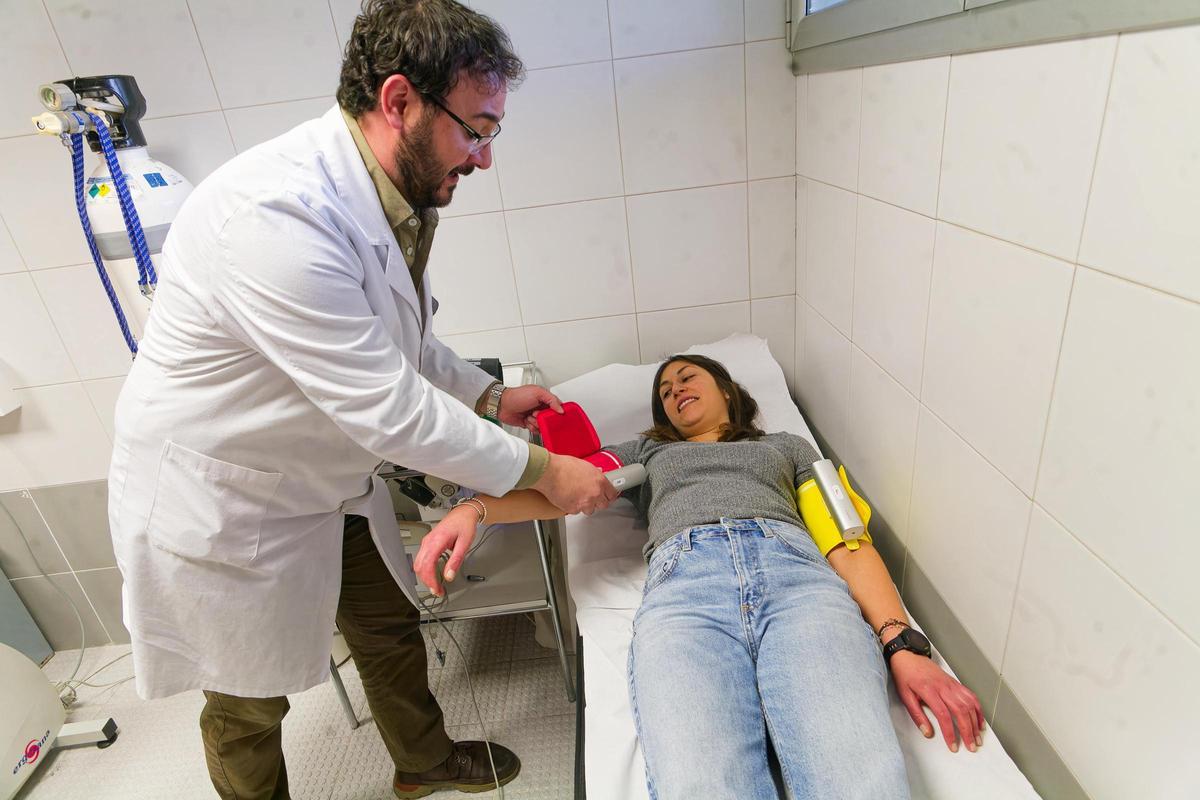 Los pacientes seleccionados, de aceptar participar para contribuir a la ciencia, pasan un examen médico y distintas pruebas.