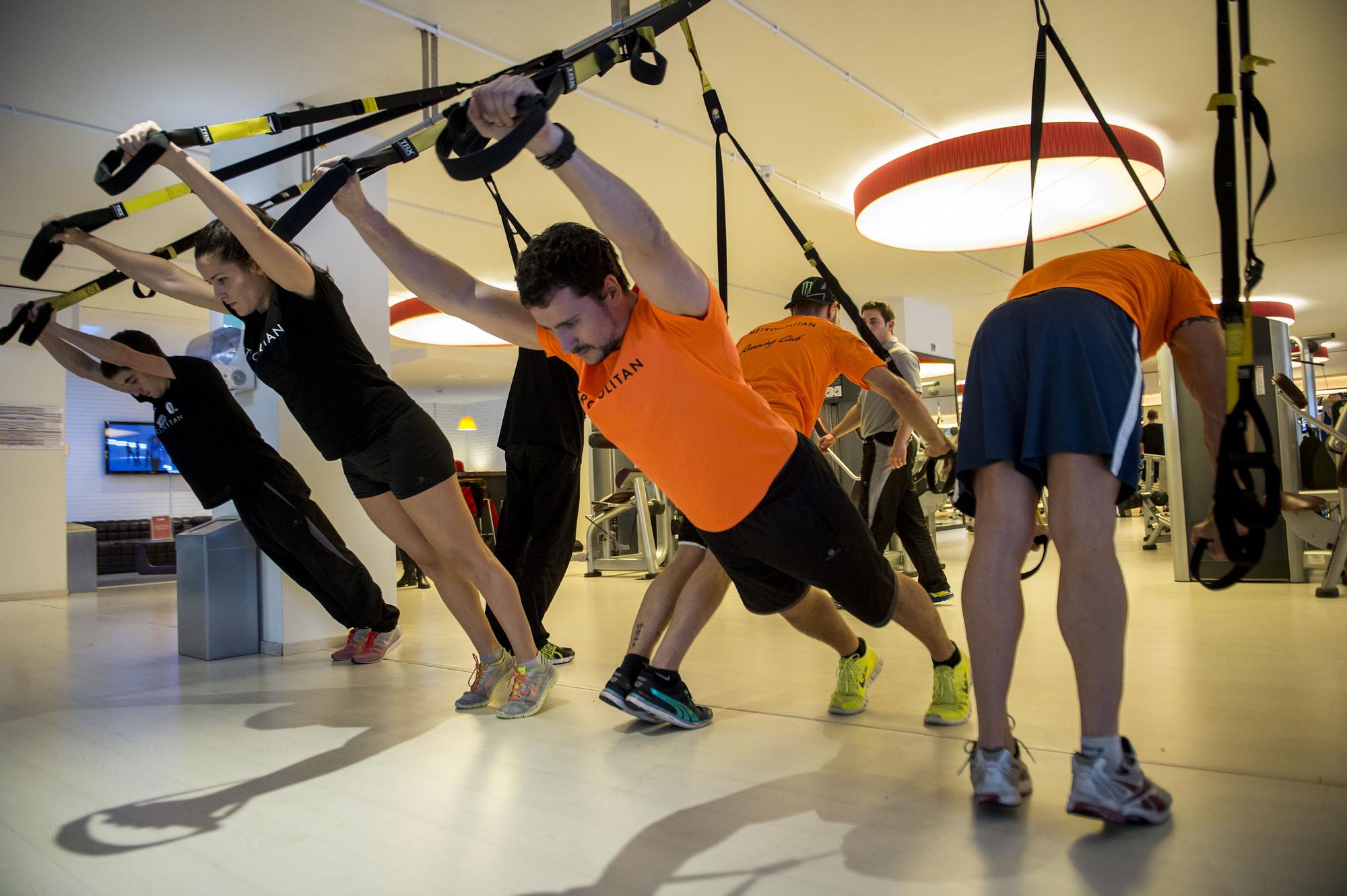 Sesión de TRX en el gimnasio Metropolitan de Barcelona.