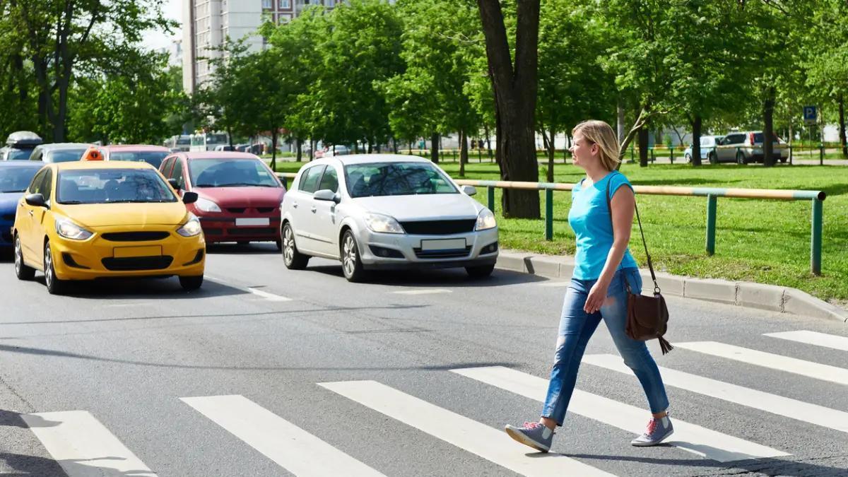 Peatón cruzando paso de cebra