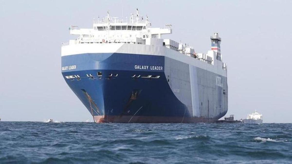 Un carguero navegando por aguas del mar Rojo.