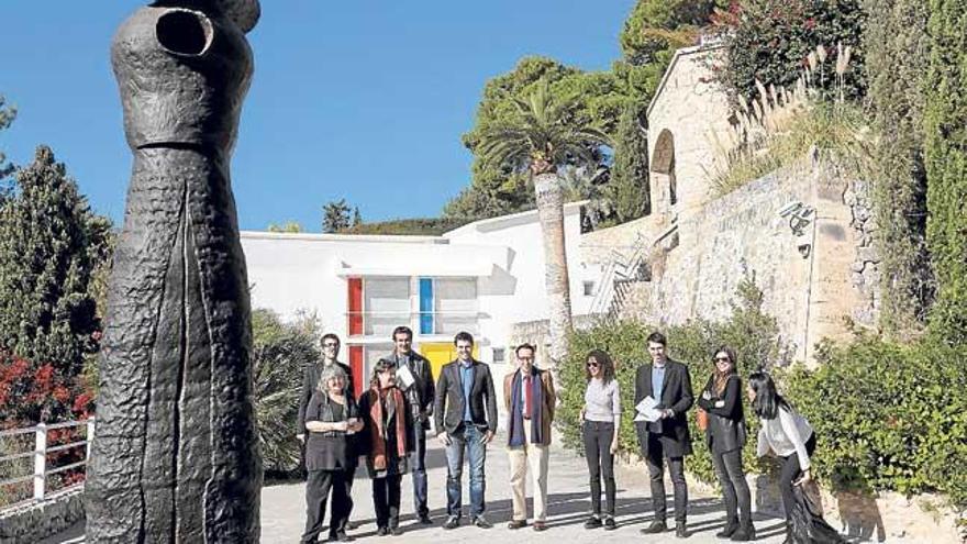 Elvira Cámara, Joan Punyet y miembros de la galería Mayoral.