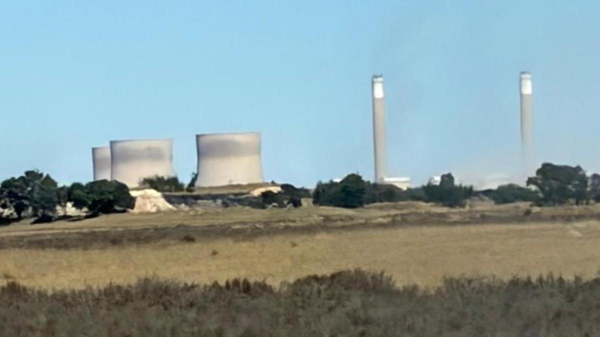 Torres de refrigeración que queman carbón para producir electricidad en el norte de Sudáfrica.