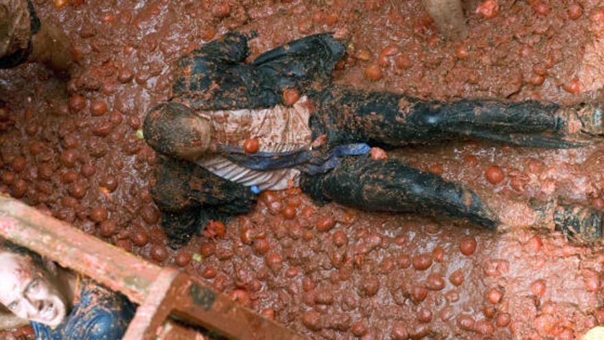 Algunas de las más de 40.000 personas que han participado hoy en la fiesta de la Tomatina