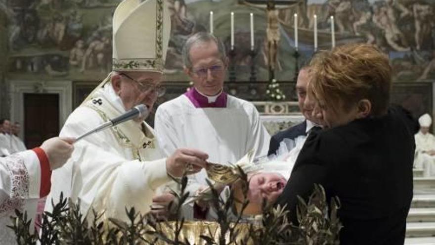 El papa Francesc, batejant un dels nadons a la Capella Sixtina.