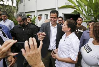 Guaidó promueve paros en la administración pública para presionar a Maduro