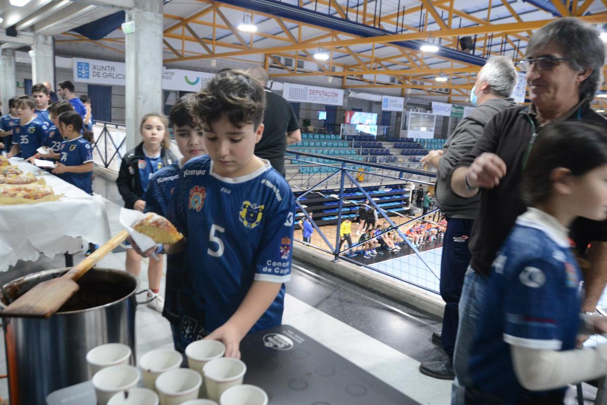 Los deportistas recibieron un trozo de roscón y un chocolate caliente.