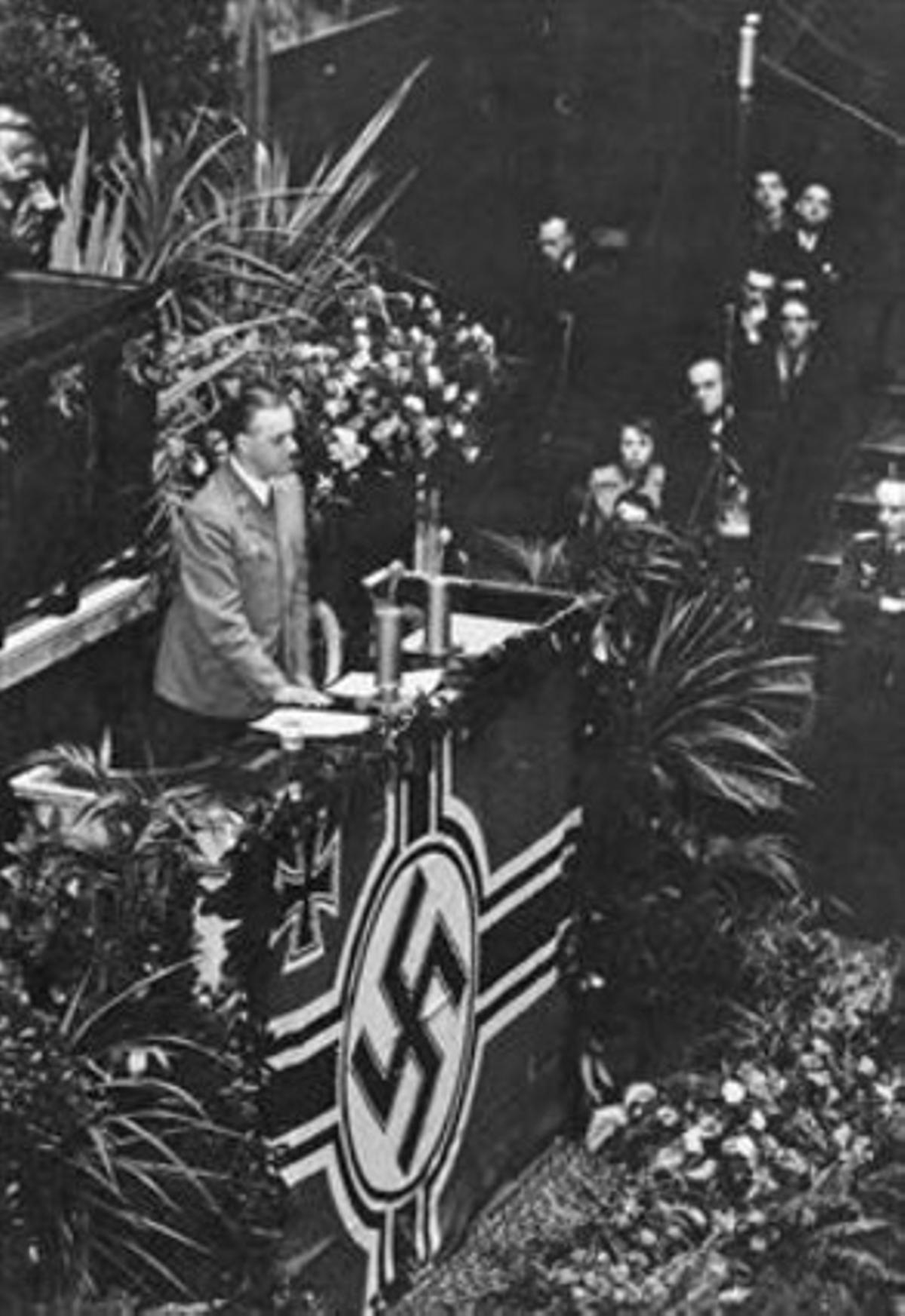 Rosenberg fa un discurs al’Assemblea Nacional francesa, el 18 de novembre de 1940, davant representants de la Wehrmacht i el partit nazi.