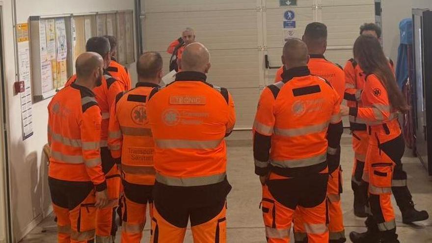 Una parte de los trabajadores con carné C que hoy se han negado a conducir las nuevas ambulancias, en las instalaciones del GSAIB en el polígono de Son Castelló.