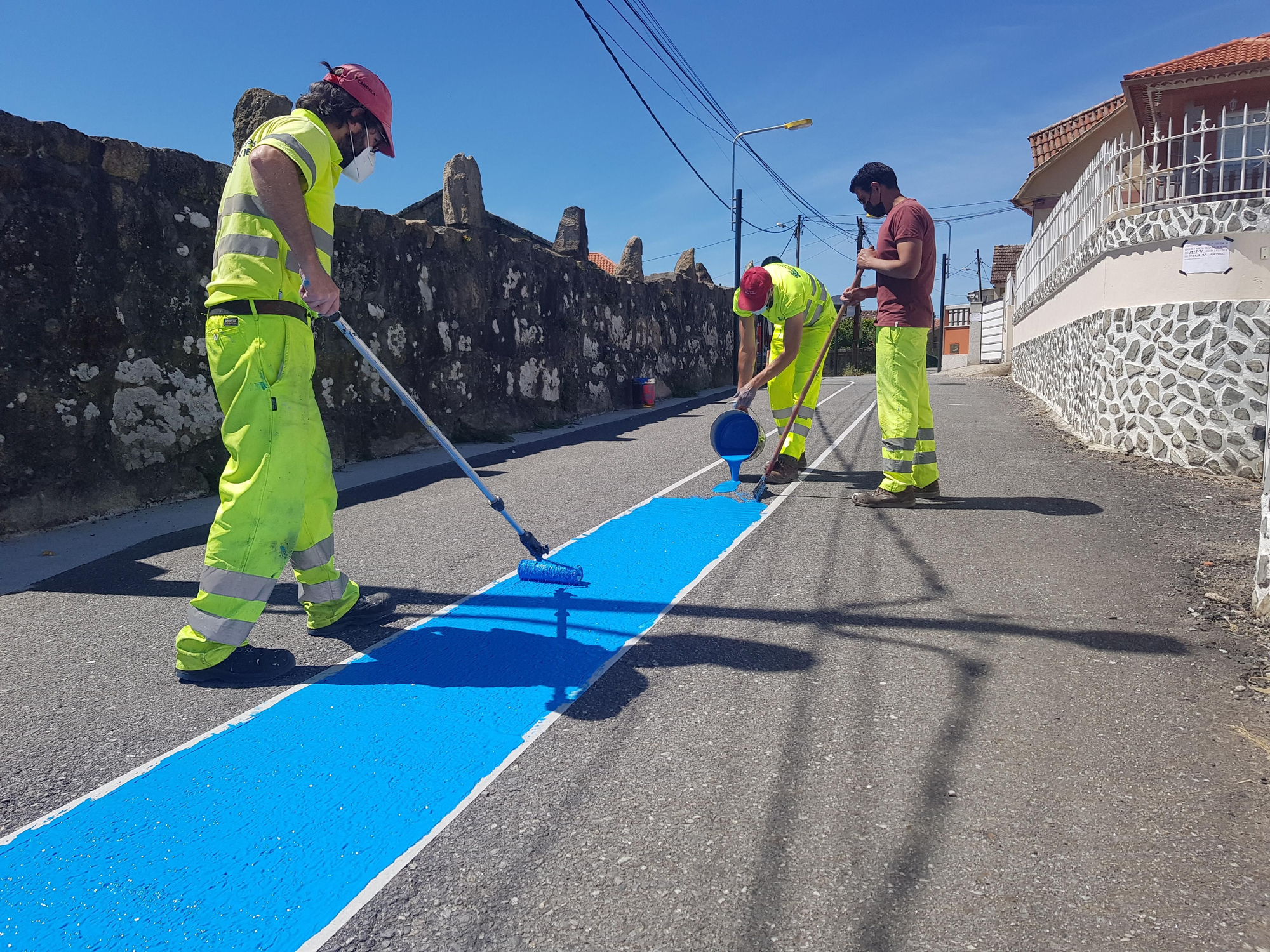 Operarios, ayer, iniciando el pintado de azul. / G.N.