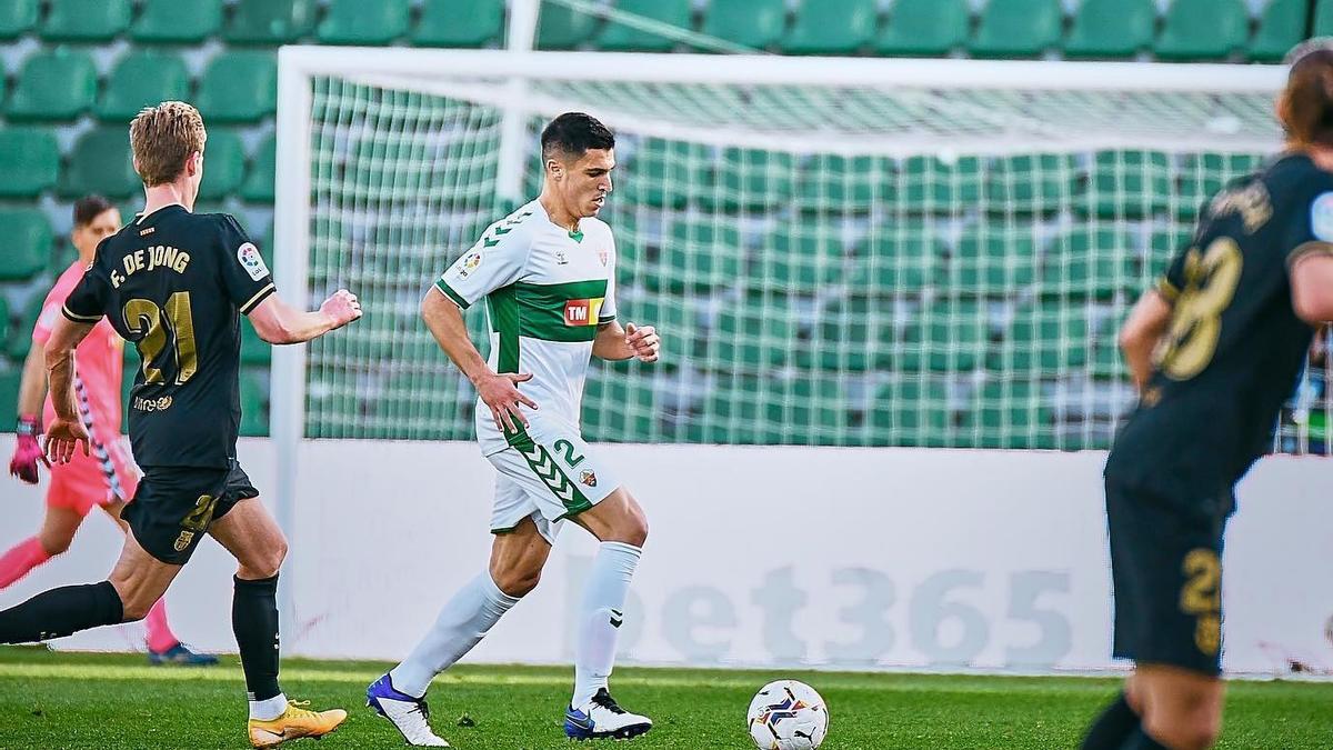 Ante el Barça, el Elche perdió numerosas pelotas al querer salir con el balón jugado