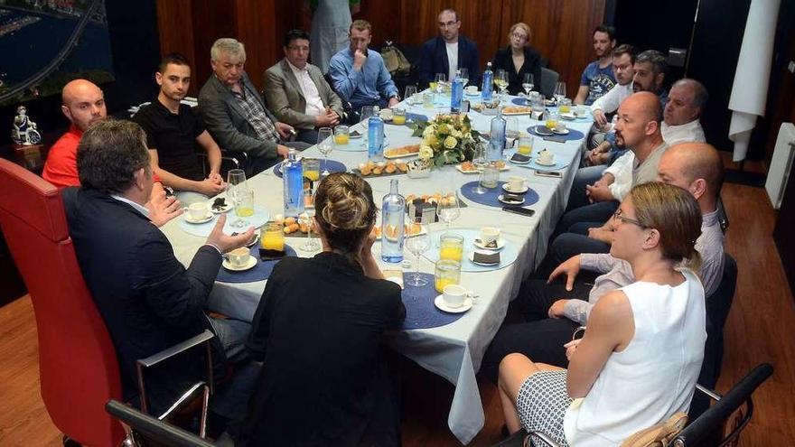 Desayuno de trabajo, ayer, del alcalde y la edil de Promoción Económica con los representantes de las empresas de la delegación. // R. Vázquez