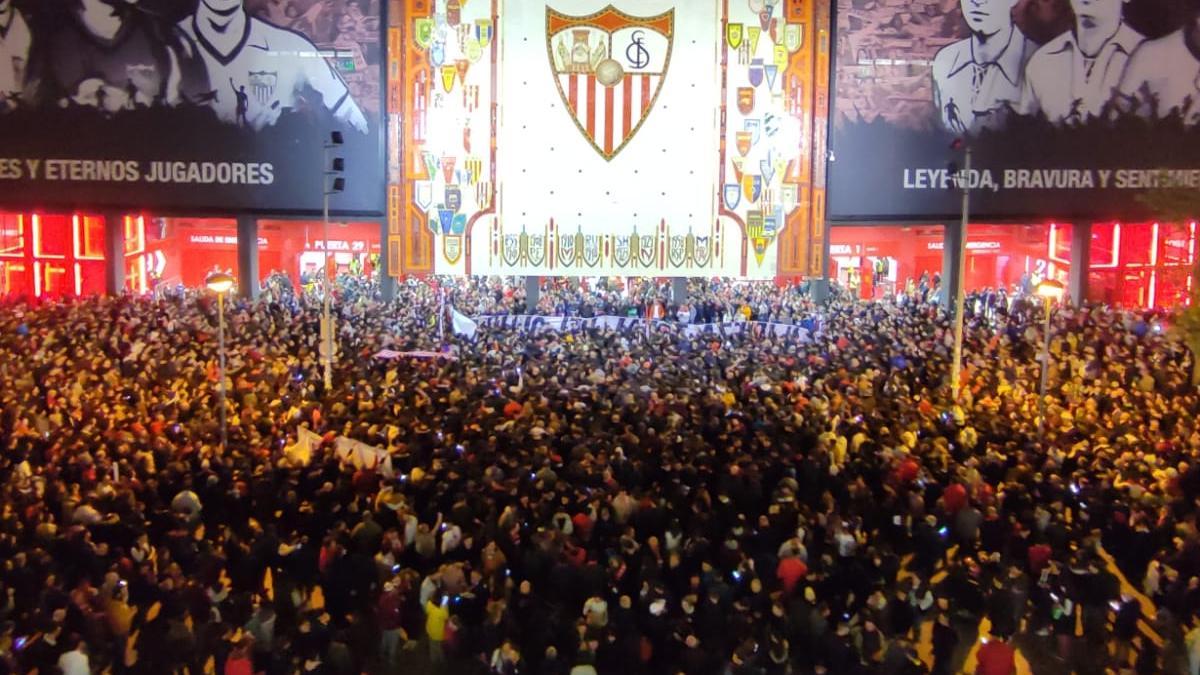 Aficionados sevillistas en protesta contra la gestión de Castro