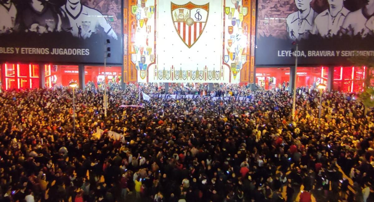 Aficionados sevillistas en protesta contra la gestión de Castro