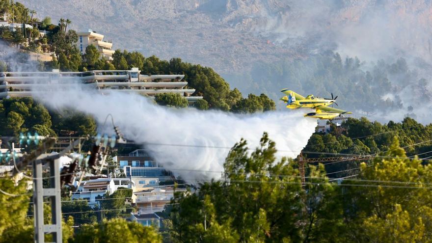 El vídeo del incendio forestal en Altea que ha obligado a desalojar a decenas de personas