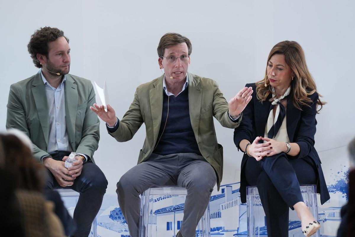 El alcalde de Monzón, Isaac Claver, el alcalde de Madrid, José Luis Martínez Almeida, y la alcaldesa de Zaragoza, Natalia Chueca, durante un acto del PP sobre financiación local