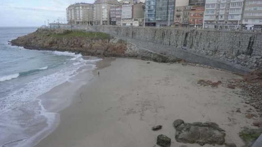 Vista de la playa del Matadero durante una de las bajamares de ayer. / víctor echave