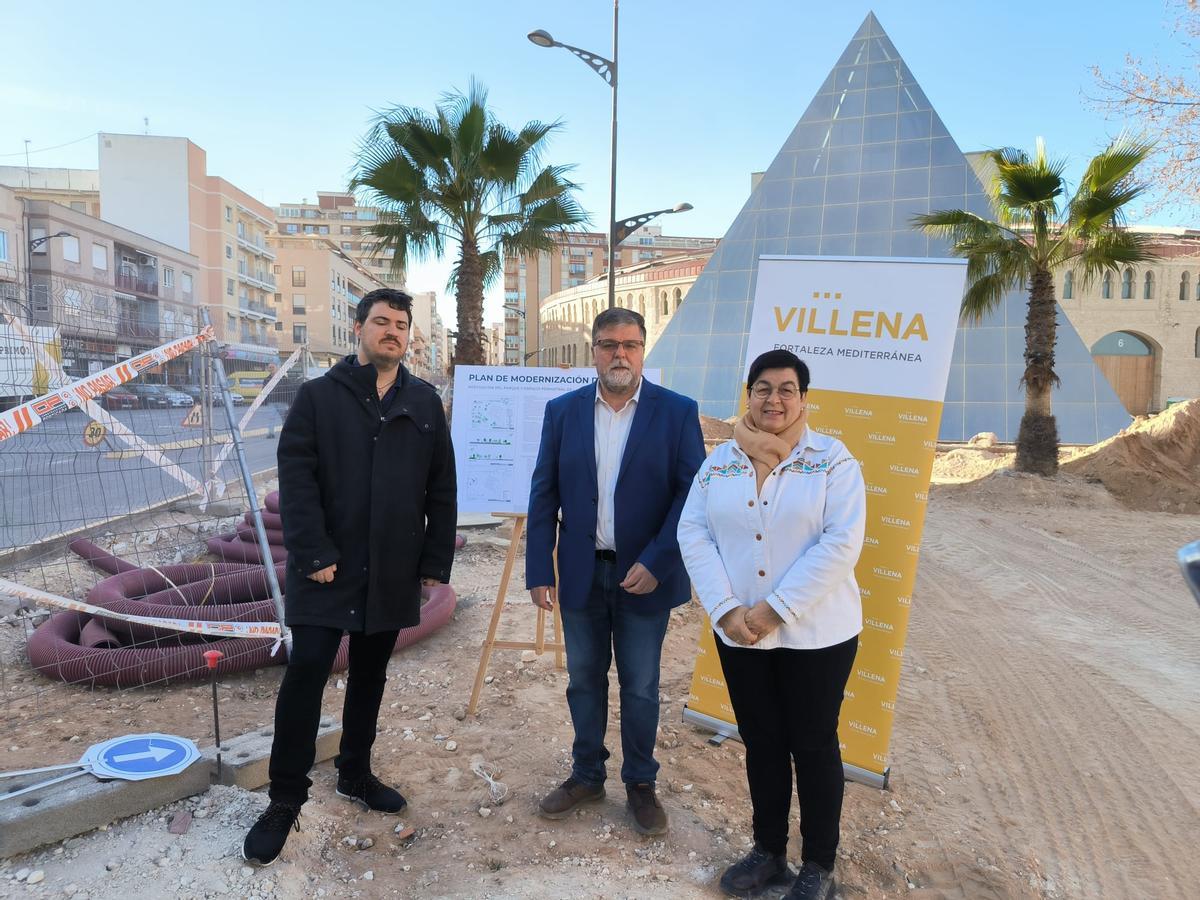 El alcalde de Villena, Fulgencio Cerdán, con los concejales supervisando el comienzo de los trabajos.