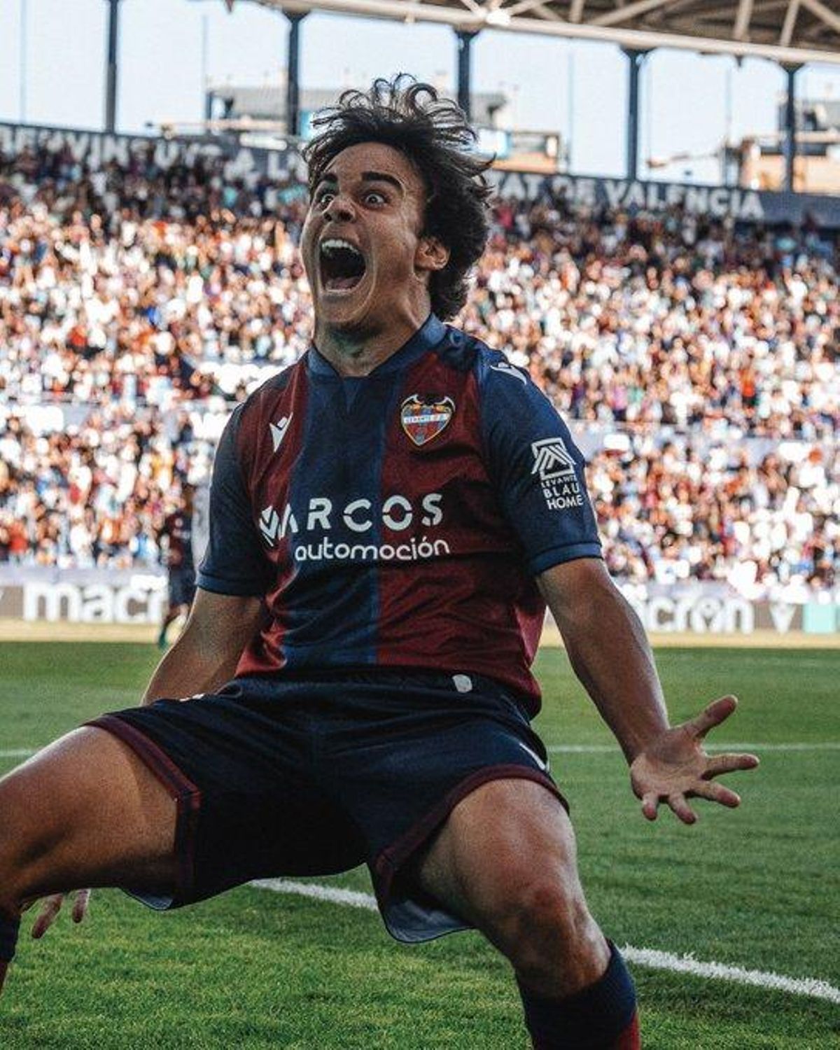 Carlos Álvarez ante el Eldense