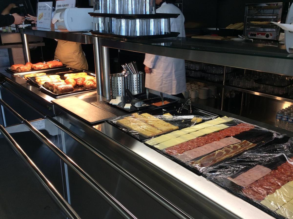 Las cafeterías de los diferentes campus de la UMH sirven los menús a los que los alumnos pueden acceder a través del programa de ayudas oficial