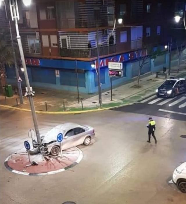 Una conductora borracha se estrella contra una farola en Xirivella en pleno estado de alarma